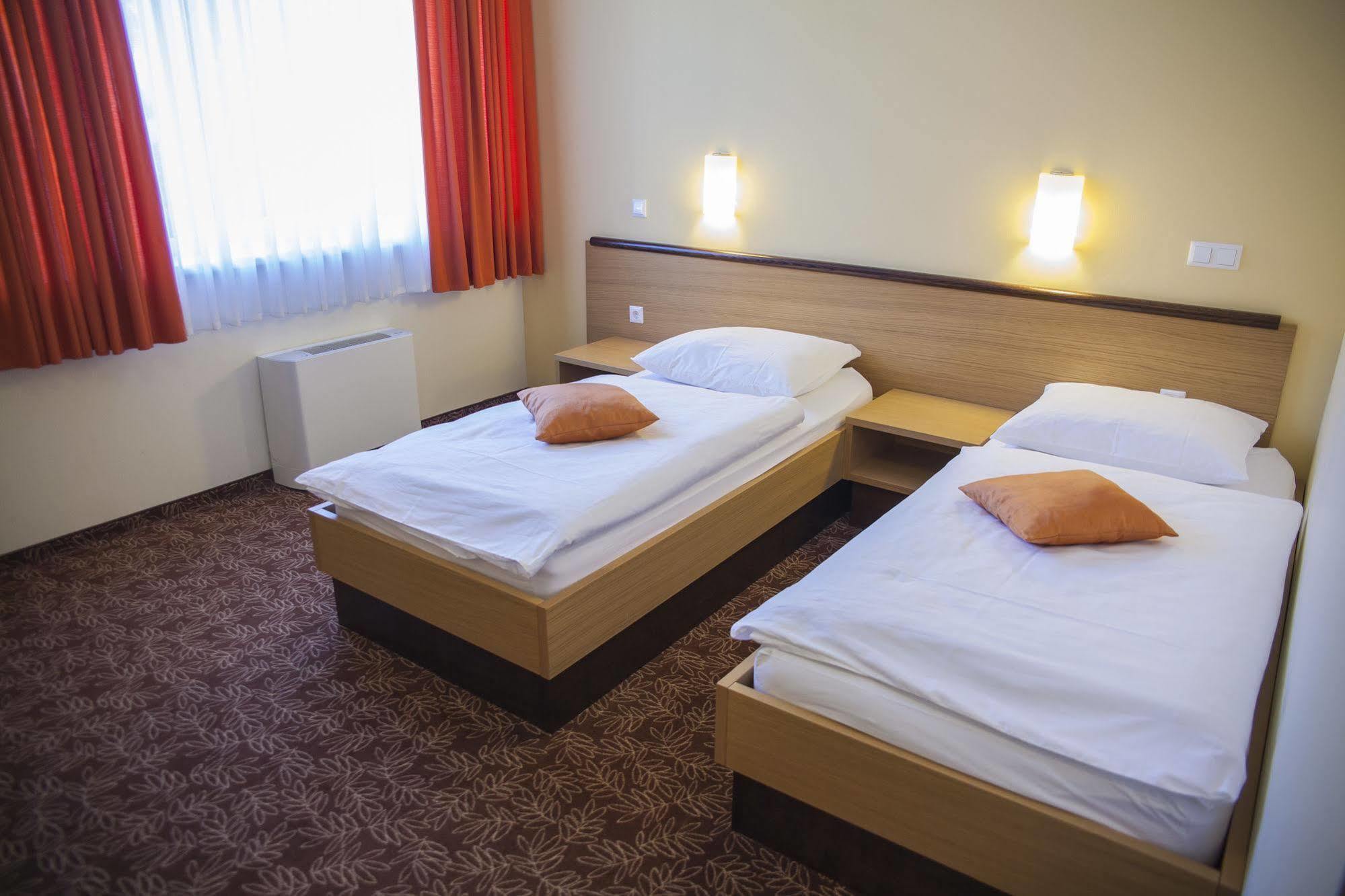 Hotel Bela Krajina Метлика Екстериор снимка